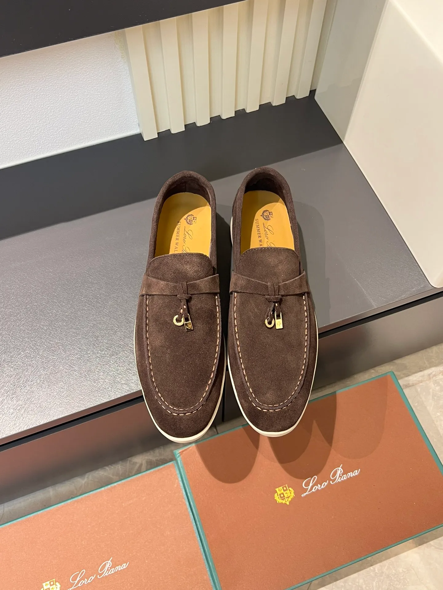 Men's shoes 💰p360 "Loro men's shoes 💰pian'*" Classic L men's shoes for couples 💰p Top version British flat loafers, a must-have item in old money style, the minimalist design is eye-catching and durable, a plus point for dressing The soft foot feel and texture are outstanding. They don’t scratch your feet and are very nice. They are matched with soft and waxy soles. They can be worn daily for a long time without getting tired. They are easy to wear, versatile and classic items, with perfect foot feel and texture! Imported cashmere fabric, the lining is made of imported A-grade water-dyed cow lining, the top version of the genuine leather midsole is sewn with pure handmade mark thread! Size: Female 35-40 (34. Customized) Male 38-44 (45.46. Customized)